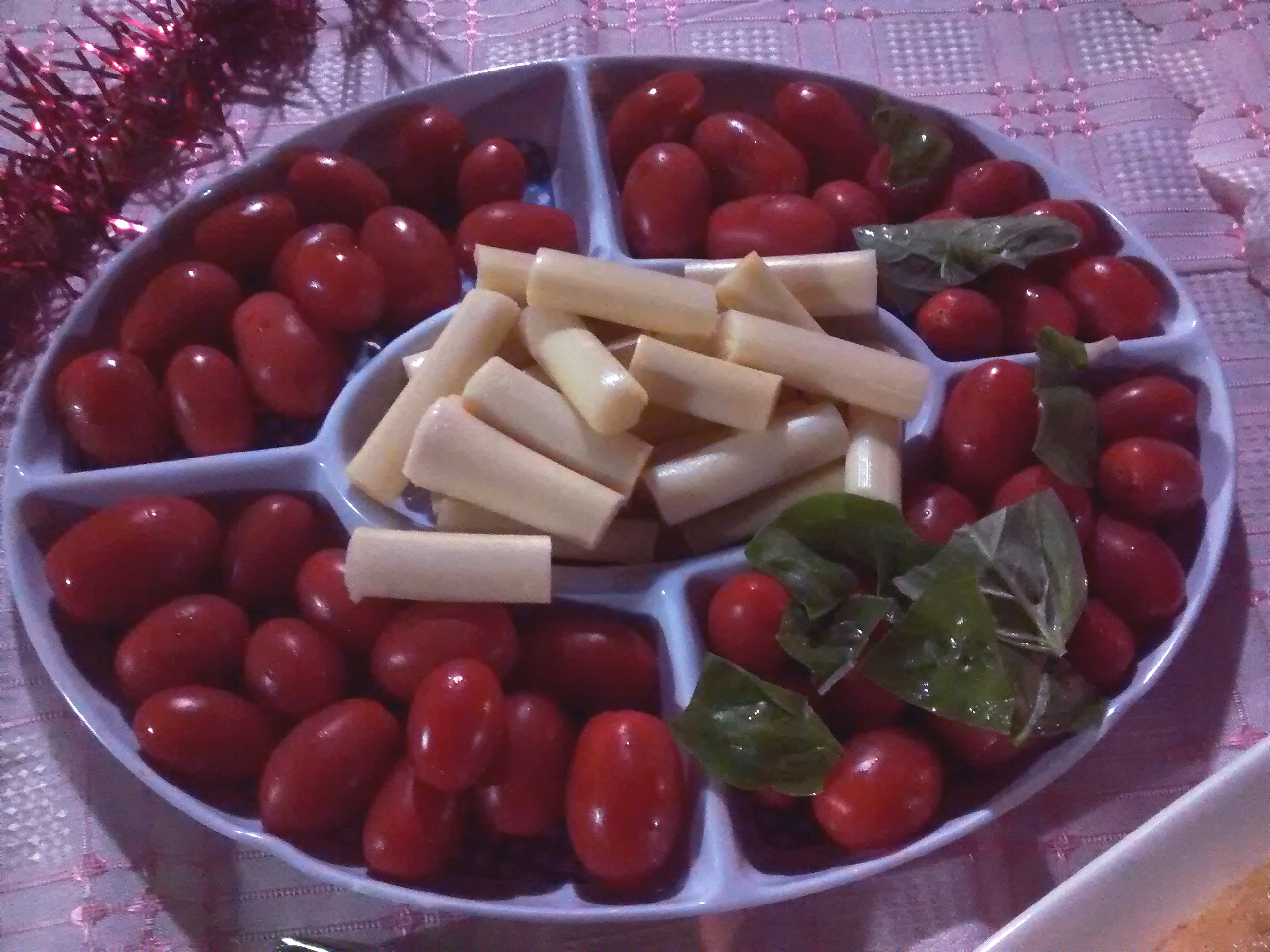 plato con ensalada de tomates cherry