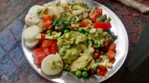 Ensalada de vegetales con palta (aguacate)