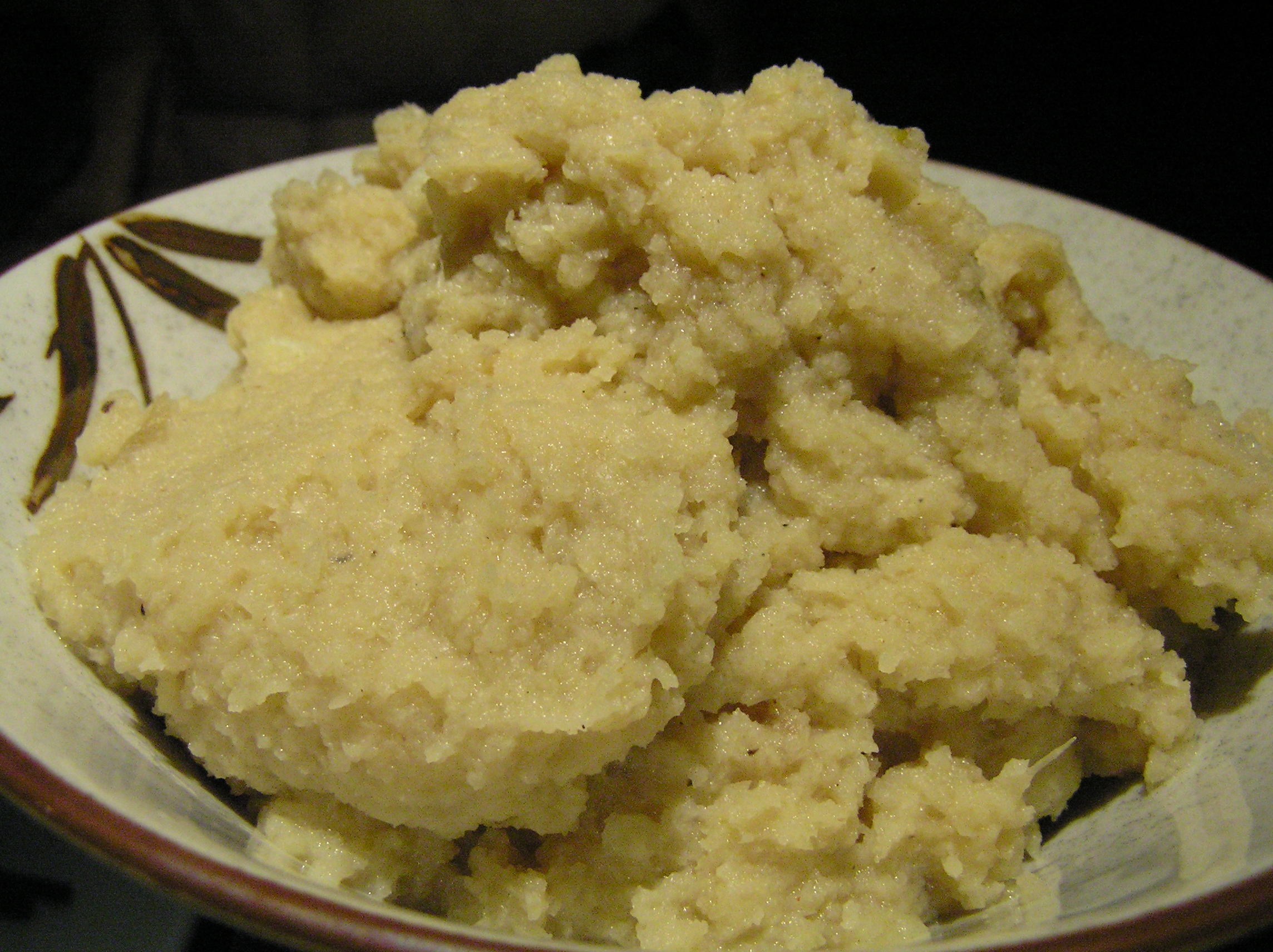 un plato de puré de coliflor