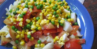 plato de ensalada maíz arvejas