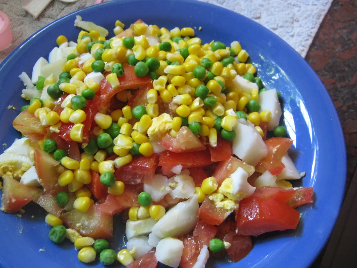 plato de ensalada maíz arvejas