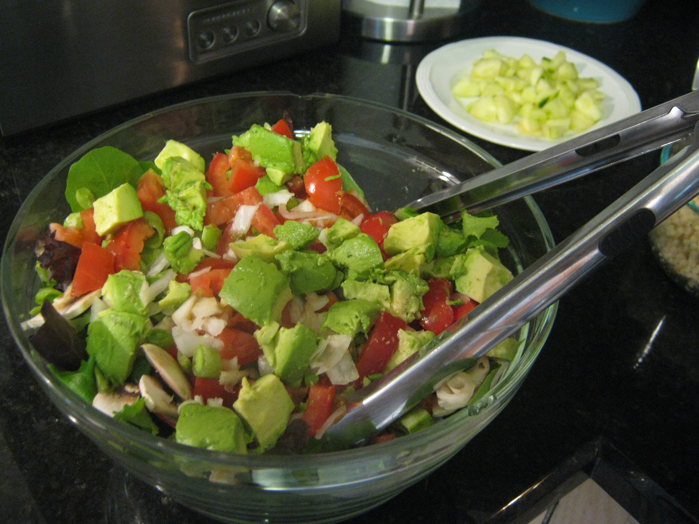 Bol – Ensalada verde con frutos secos, aguacate, tomate y cebolla