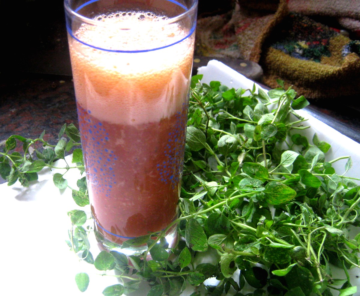 un vaso con refrescos de tomate