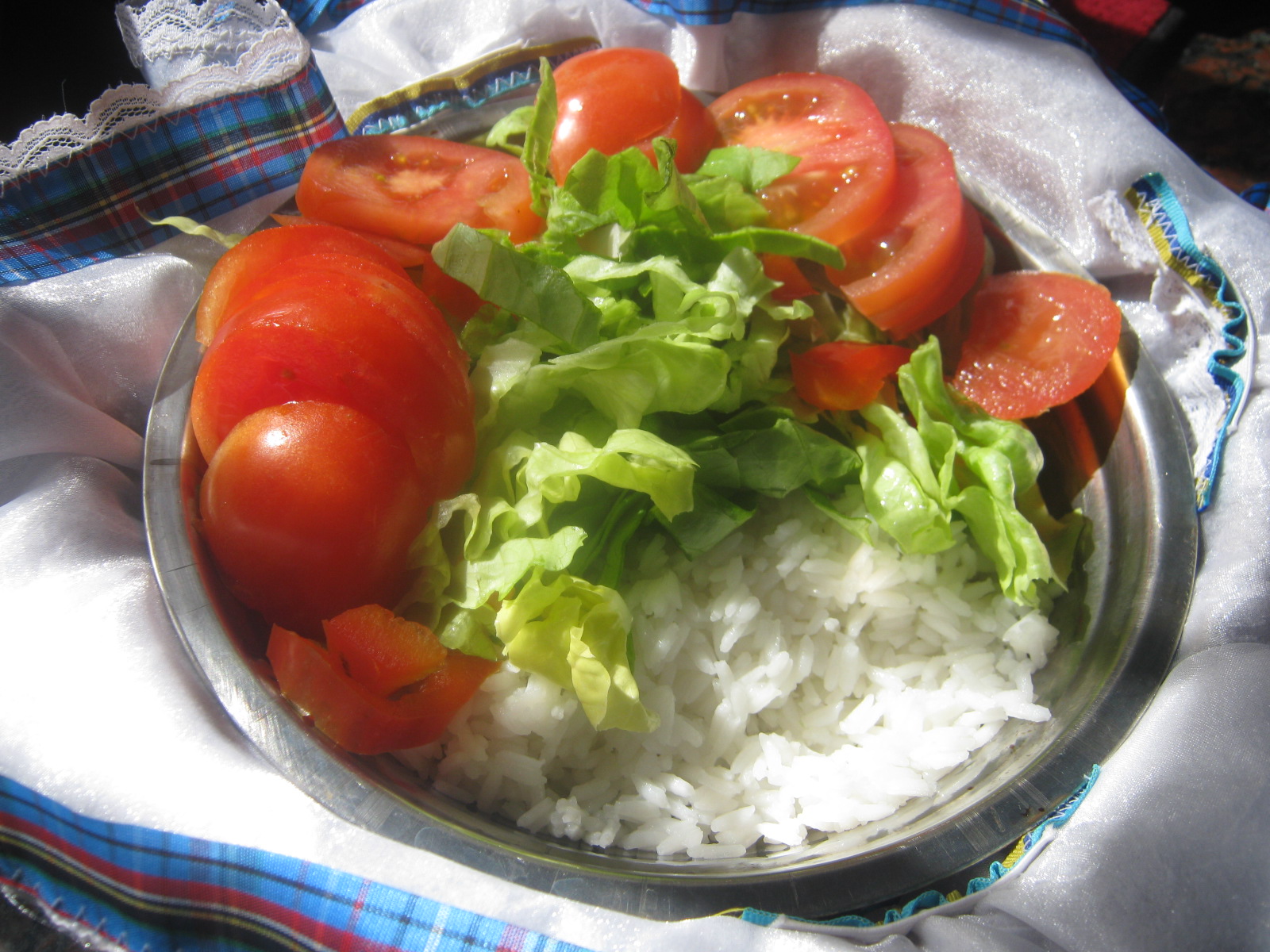 plato tomates lechuga arroz