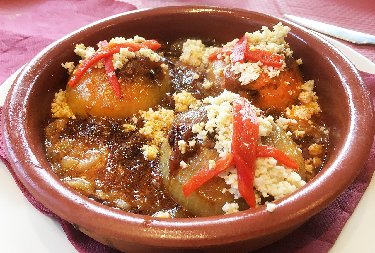 un pote con cebollas rellenas