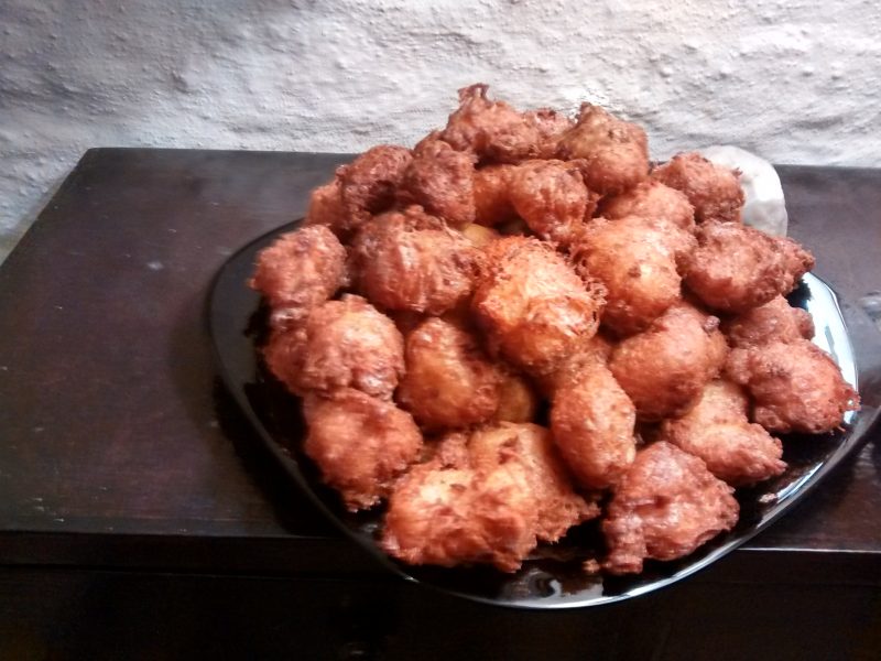 plato con buñuelos