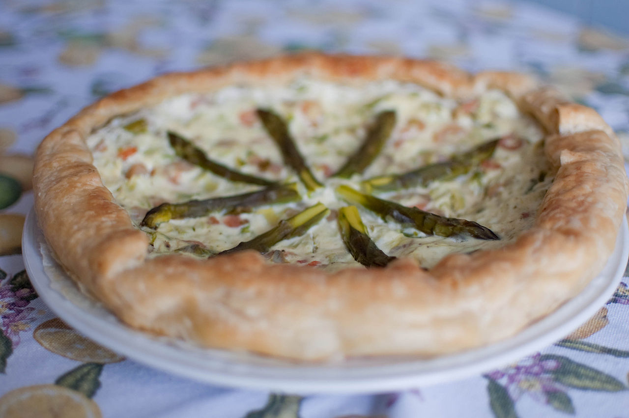 plato con tarta de espárragos