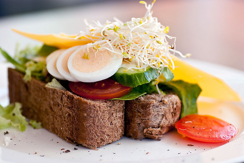 plato con bruschetta