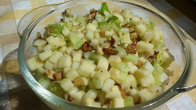 ensalada waldorf, con sus ingredientes característicos picados chicos