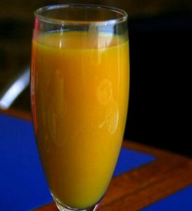 una copa refrescos naranja