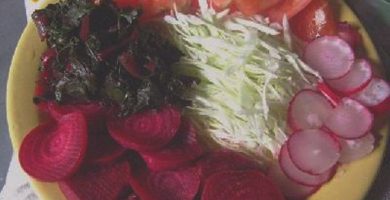 plato de ensalada tomate remolacha