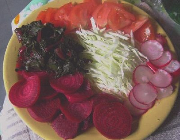 plato de ensalada tomate remolacha