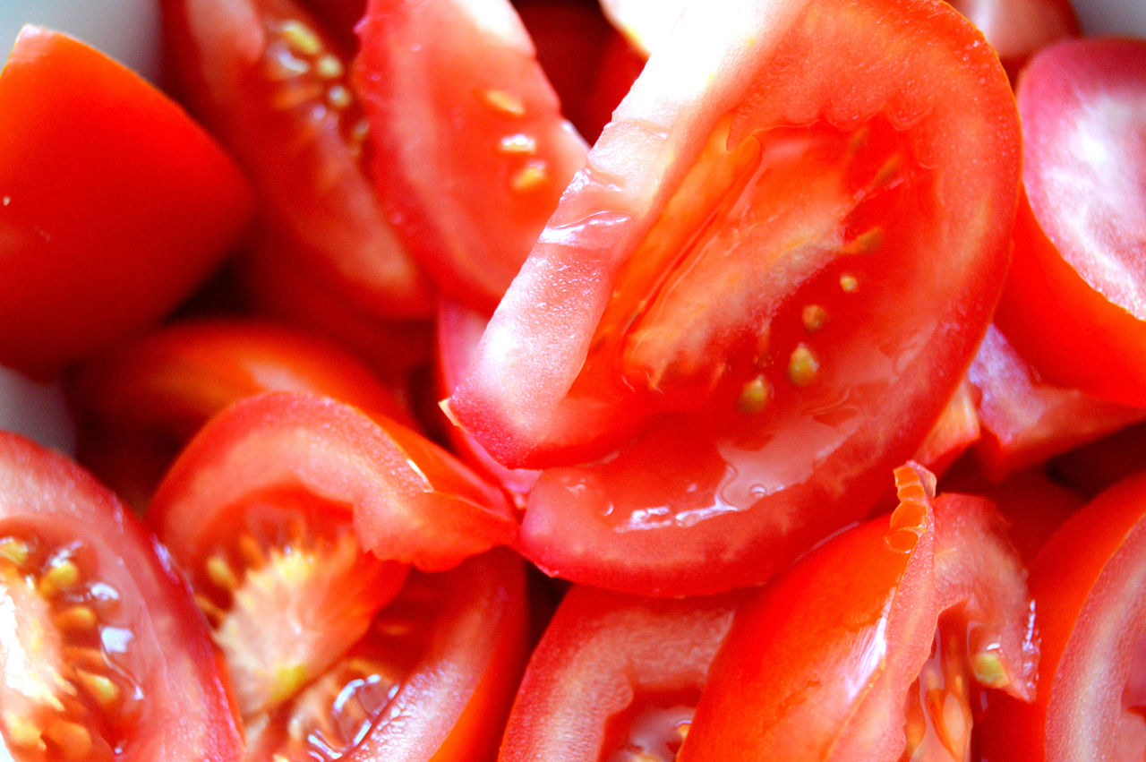 tomates peritas cortados