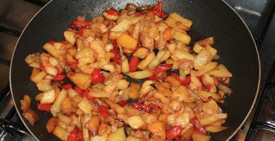 una sartén llena de vegetales