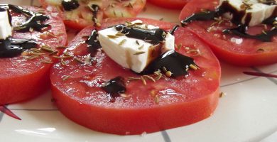 plato con tomates