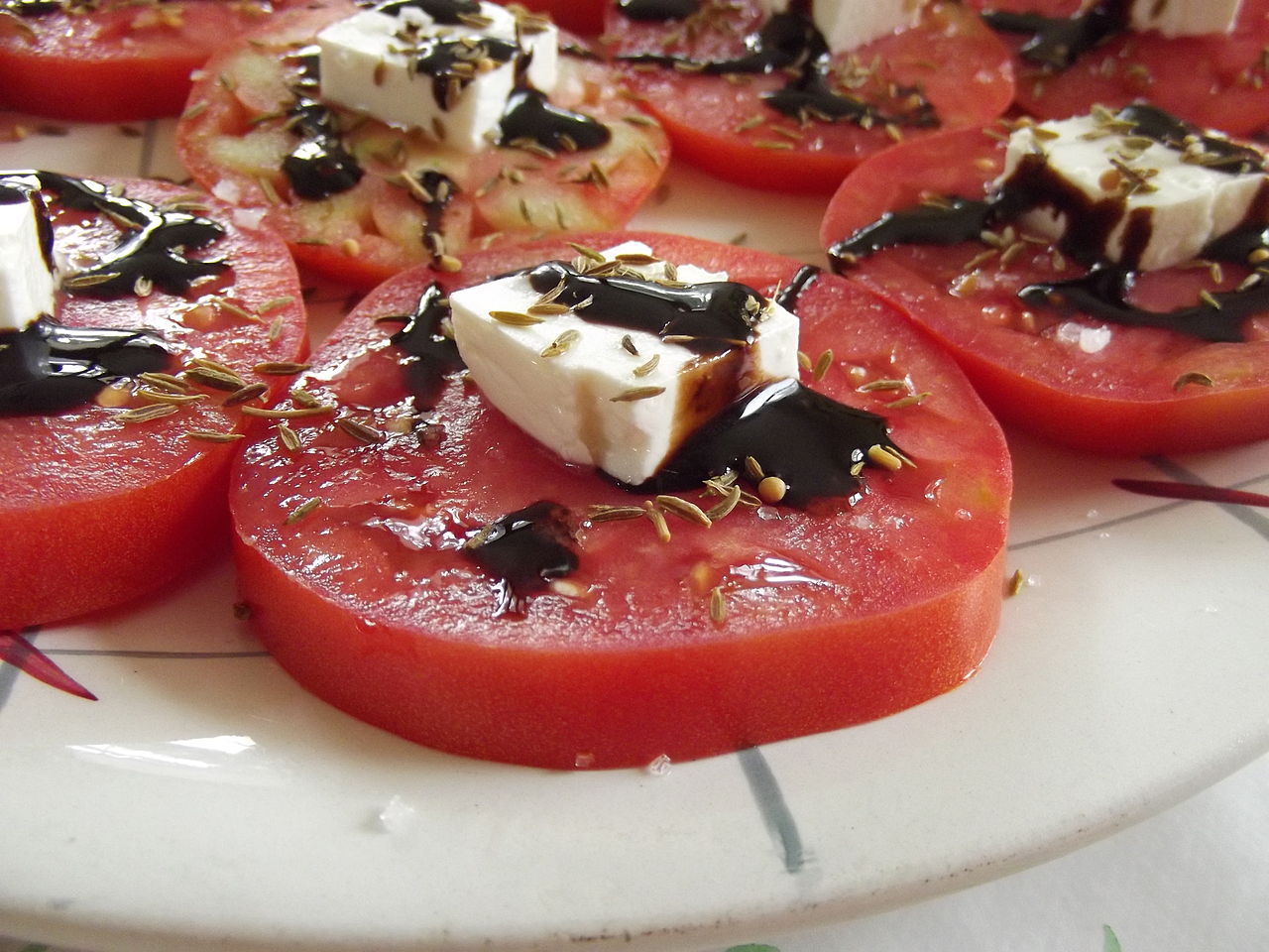 fuente con rodajas de tomate