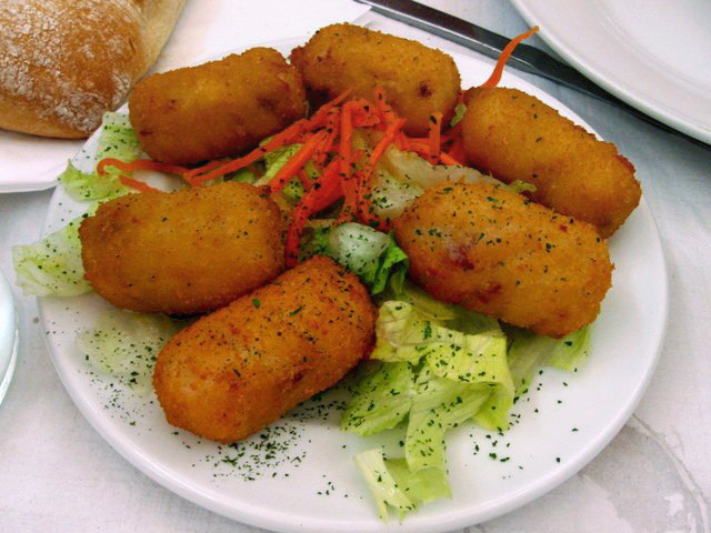 plato con croquetas