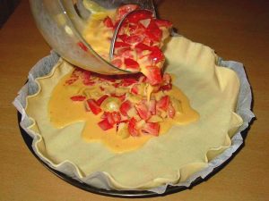 Tarta rellena de salsa de tomates y aceitunas