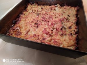 Una preparación sencilla de papas y cebollas al horno