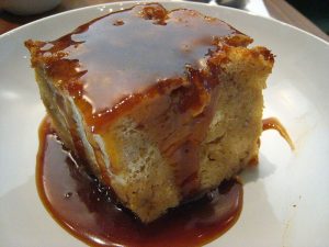 Budín de pan integral con frutas frescas