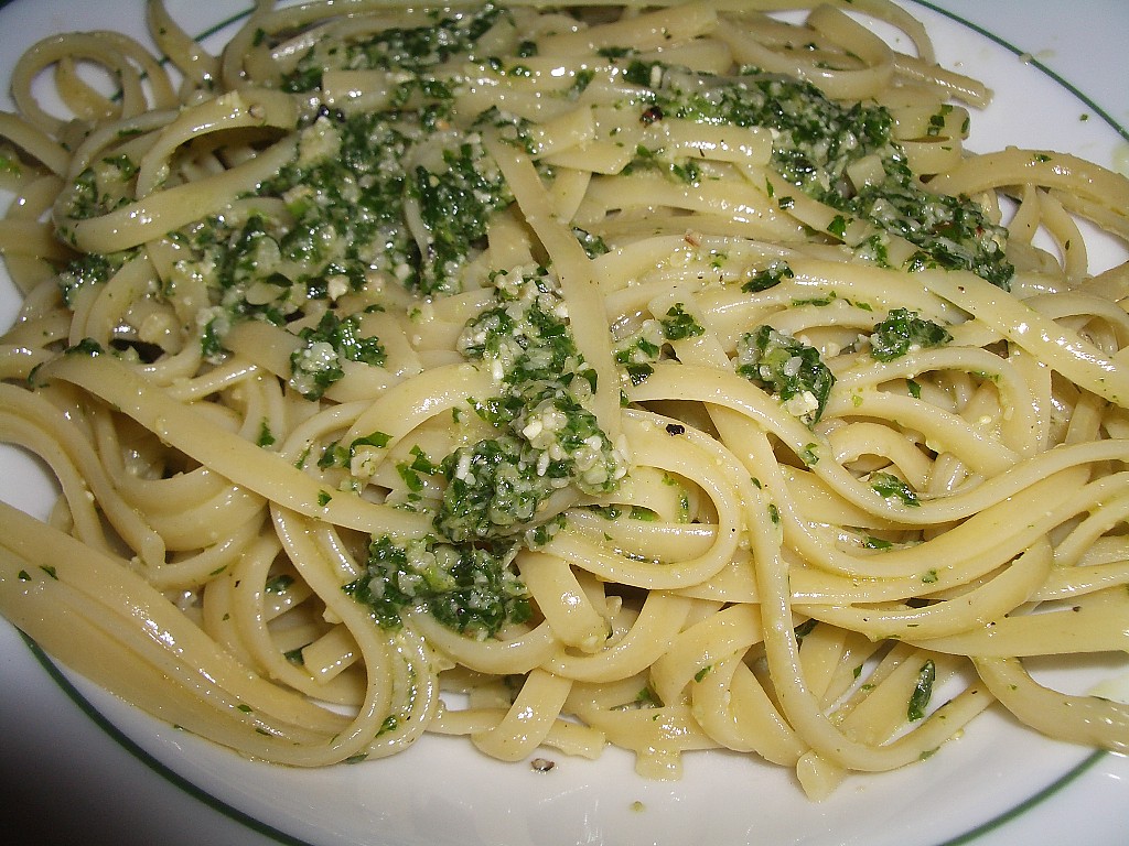 plato fettuccine salsa pesto