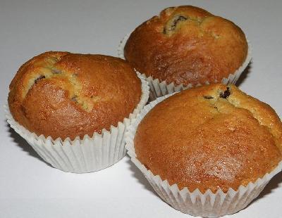 plato con tres muffins