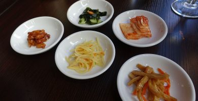 platos con encurtidos