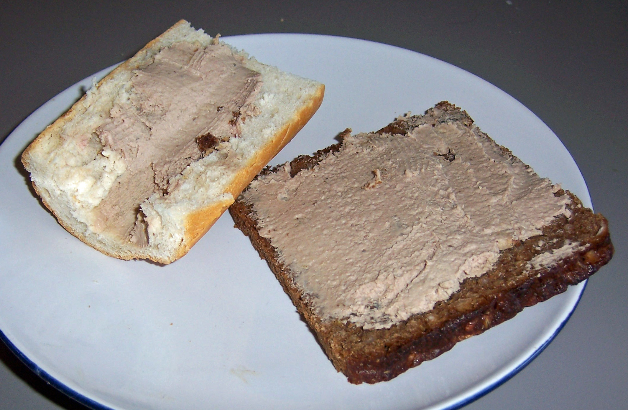 plato con rodajas de pan untadas