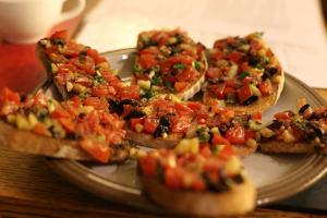 Tostadas (bruschetta) con vegetales y huevos