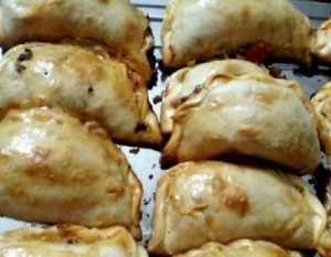Empanadas de espinaca y salsa blanca