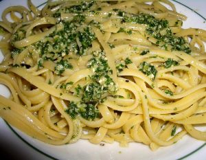 Fettuccine bañados con salsa de pesto de avellanas