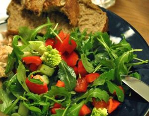 Ensalada de champiñones, radicheta y frutos rojos