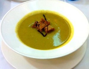 Sopa de apio y zapallitos (zucchini)