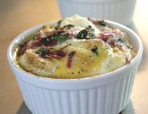 Budín muy rico de tomate con salsa blanca