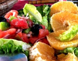 Ensalada agridulce de arvejas (chícharos, guisantes) manzanas, naranjas