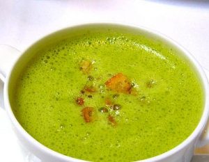 Sopa genial de espinaca, brotes de soja y tofu