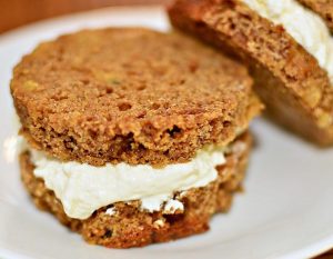 Sandwiches exquisistos con puré de bananas, (plátano), nueces y mayonesa