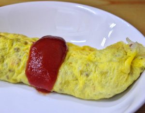 Omelette de brotes de soja con ensalada de repollo, apio y manzana