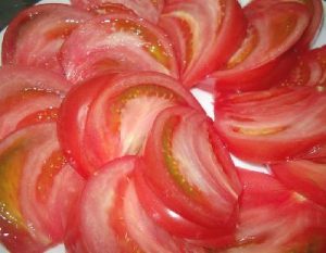 Un plato distinto para presentar, flan de tomate y aceitunas negras