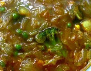 Sopa picante de maíz, arvejas, (guisantes verdes, chícharos) y brócoli
