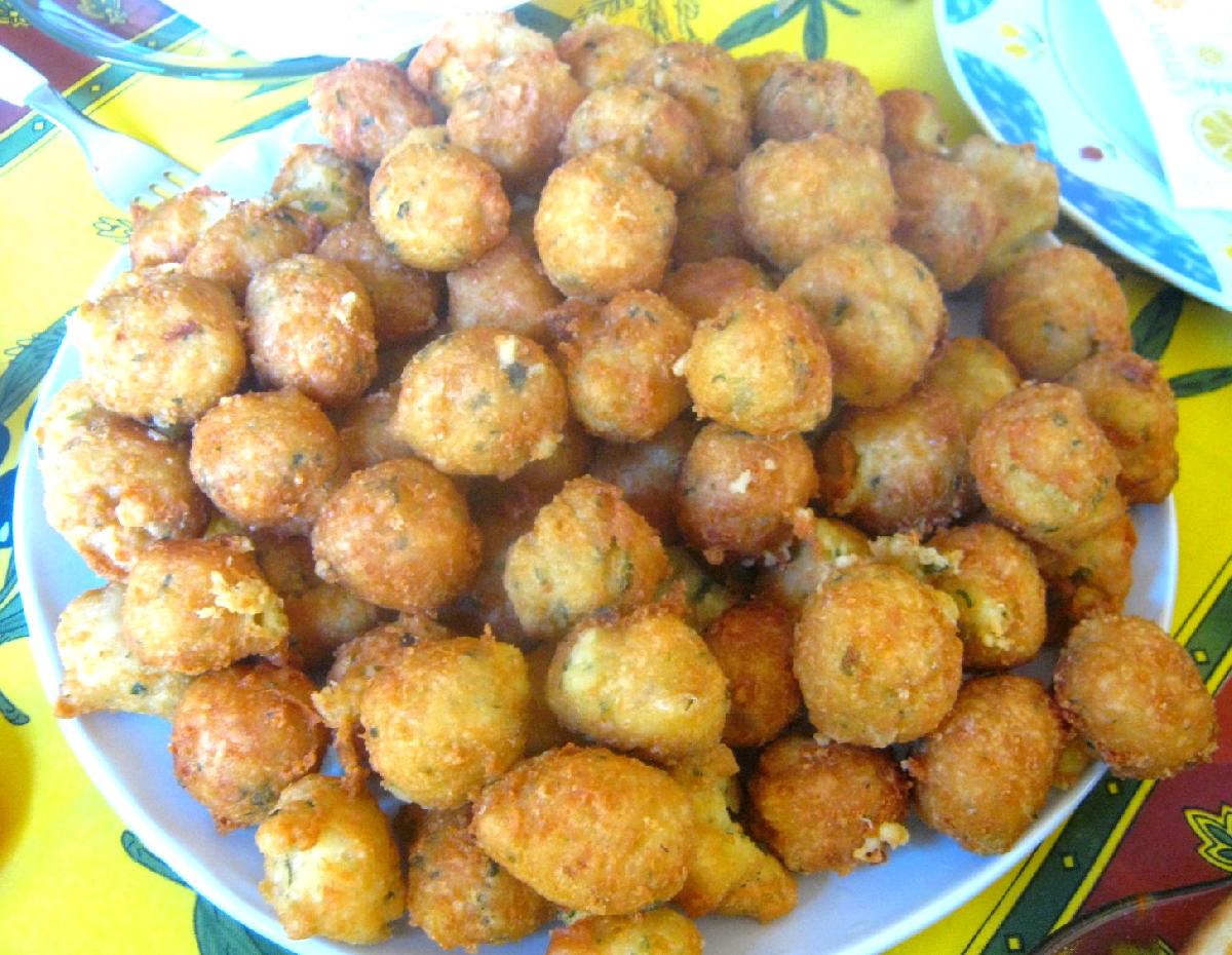 Buñuelos con semillas de sésamo (ajonjolí) y maíz (choclo, elote)