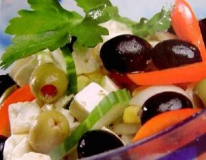 Ensalada vegetariana griega con aceitunas negras