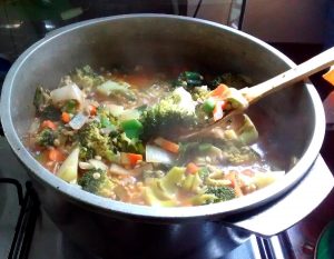Guiso de cebolla de verdeo, lentejas y brócoli