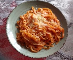 Tallarines con salsa pomarola