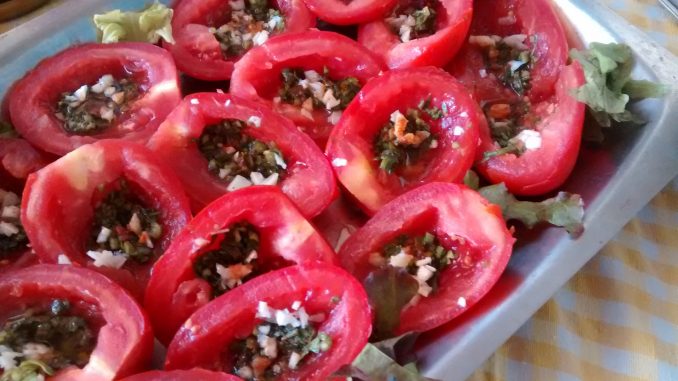 tomates adobados con ajo y perejil plato de tomates adobados