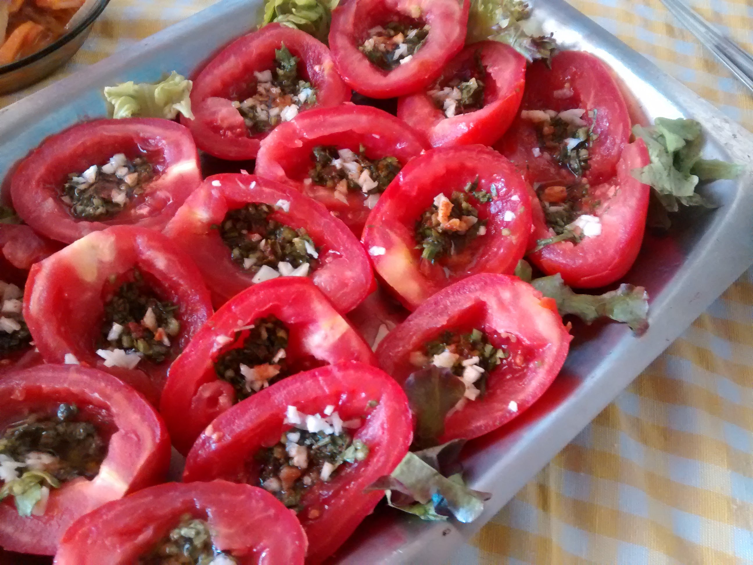 plato de tomates adobados