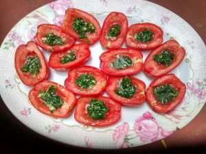 Tomates adobados con ajo y perejil