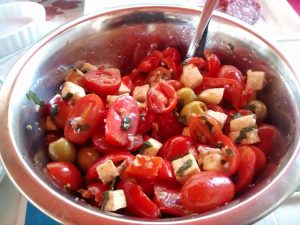 Un bol de ensalada mediterránea