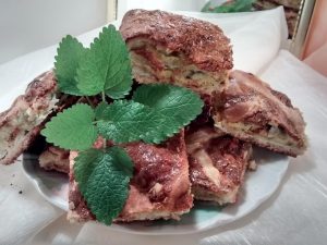 Un plato de pasta frola de orégano, cortada