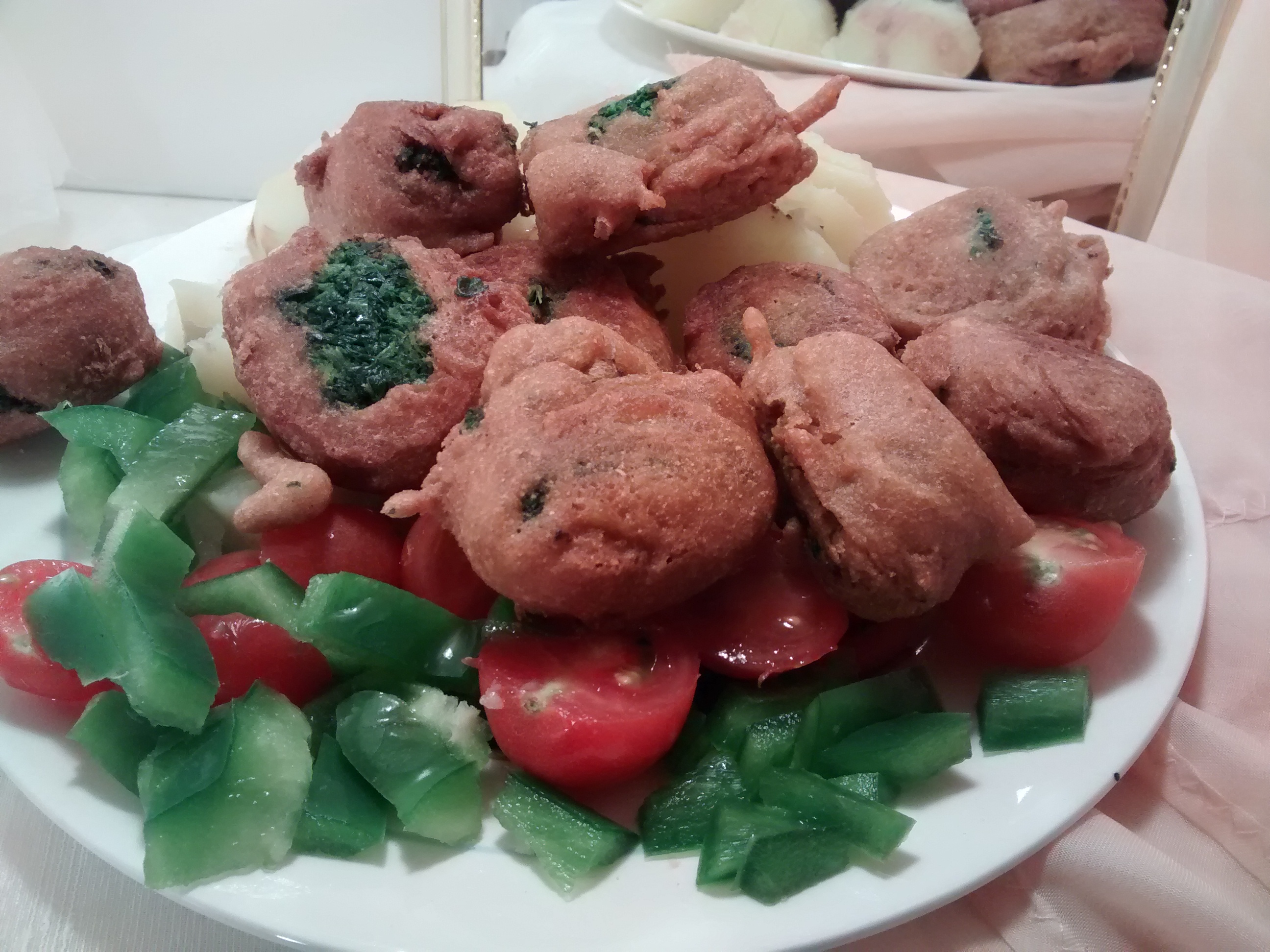 plato con buñuelos sin huevo de espinaca